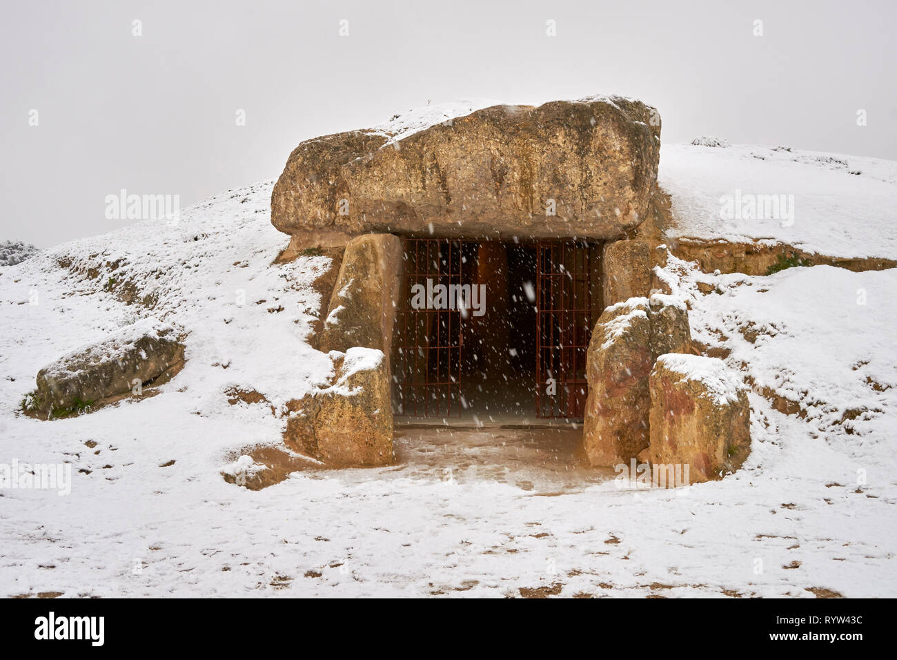 Dolmen Menga snowy di Antequera. Complesso archeologico dolmen di Antequera. Patrimonio mondiale dell UNESCO Foto Stock