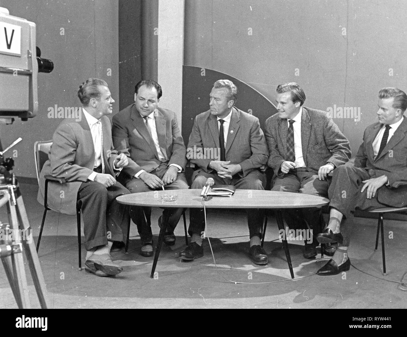 Broadcast, televisione, giornalista, riunione prima di una trasmissione televisiva della locale programm, da sinistra: Guenther Piecho Harald Karas, Herbert Schmidt, Peter Schmidt, Henry Deutschendorf, Sender Freies Berlin nel 1960 circa, Additional-Rights-Clearance-Info-Not-Available Foto Stock