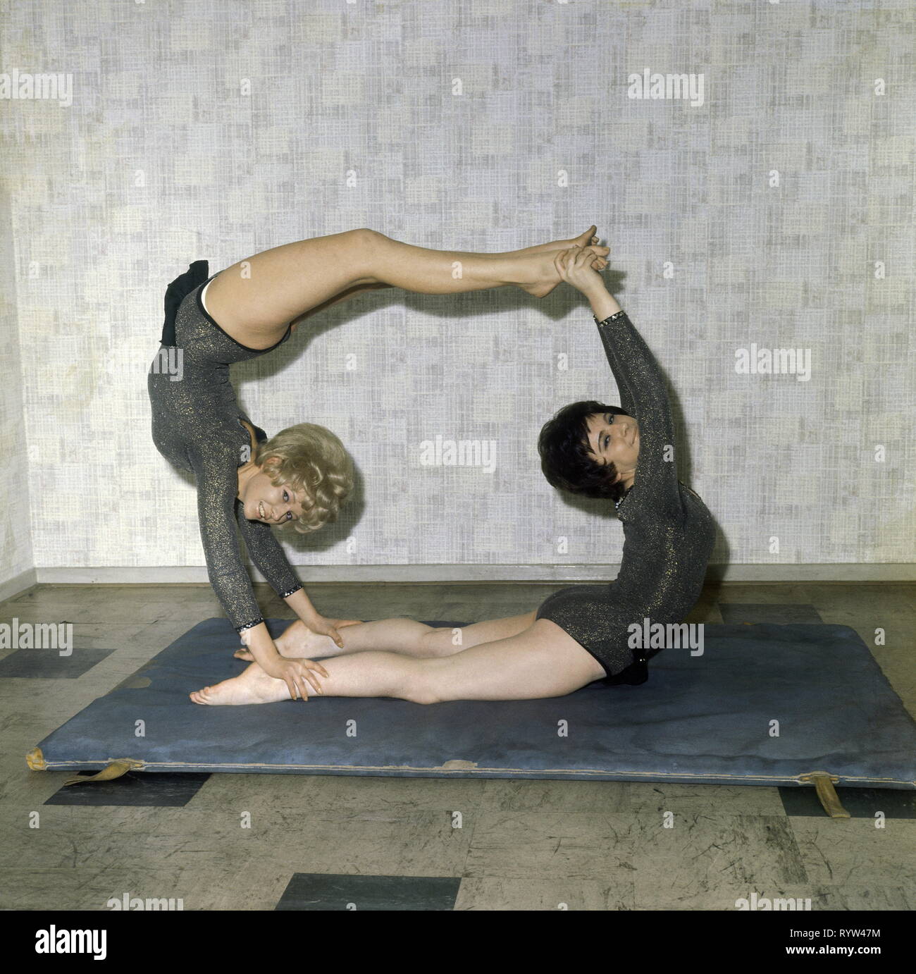 Sport, ginnastica, esercizi sul pavimento, due donne durante l'esercizio ginnico, anni cinquanta, Additional-Rights-Clearance-Info-Not-Available Foto Stock
