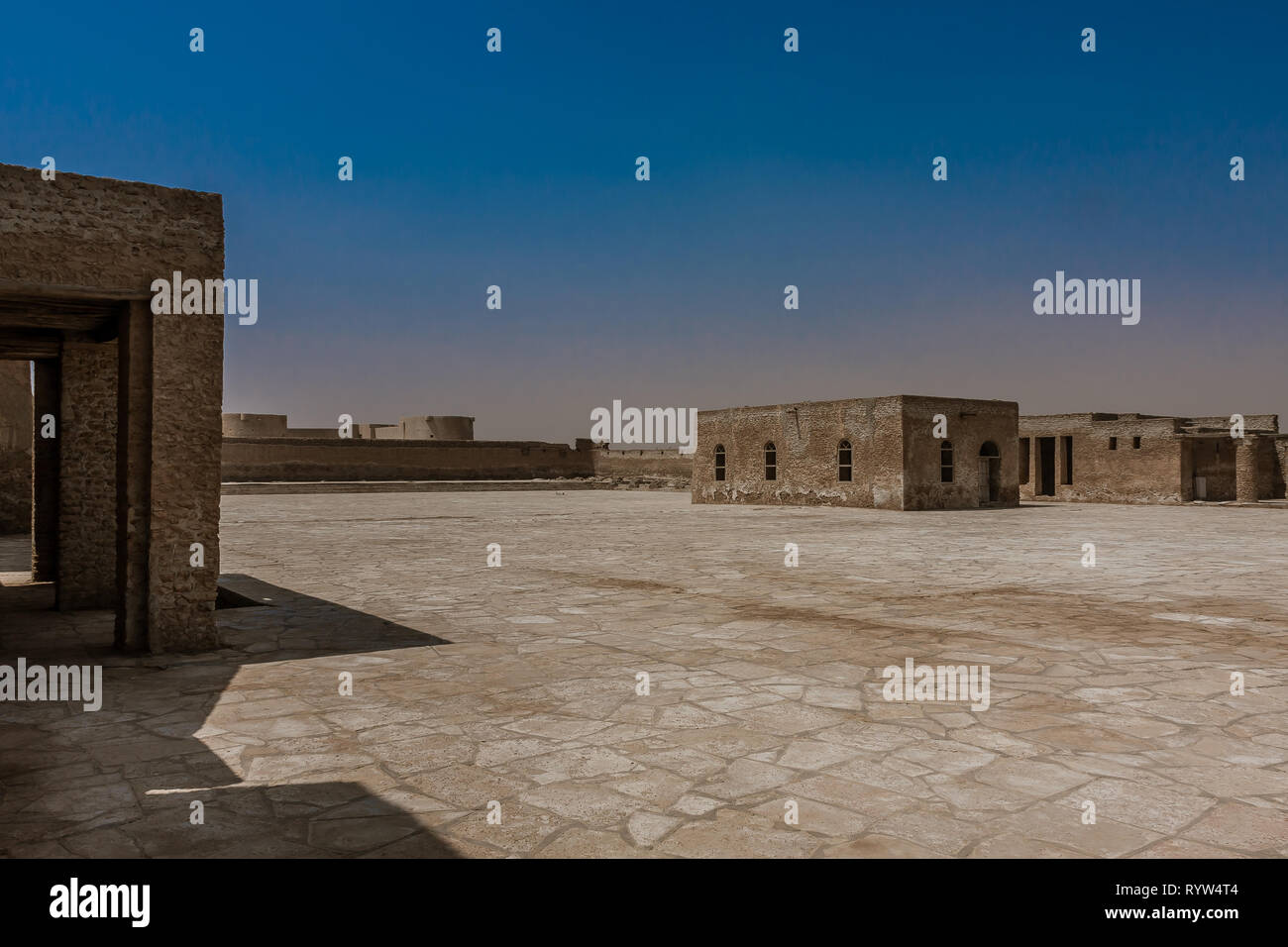 Un cortile interno del castello Aqeer, Arabia Saudita Foto Stock