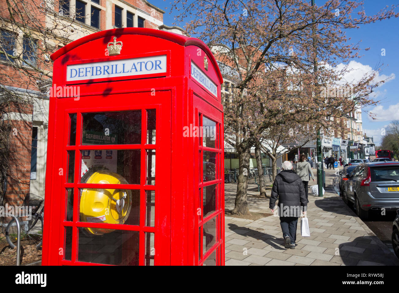 Un convertito Sir Giles Gilbert Scott K6 casella telefono ora utilizzato per memorizzare un defibrillatore in Londra, Regno Unito Foto Stock