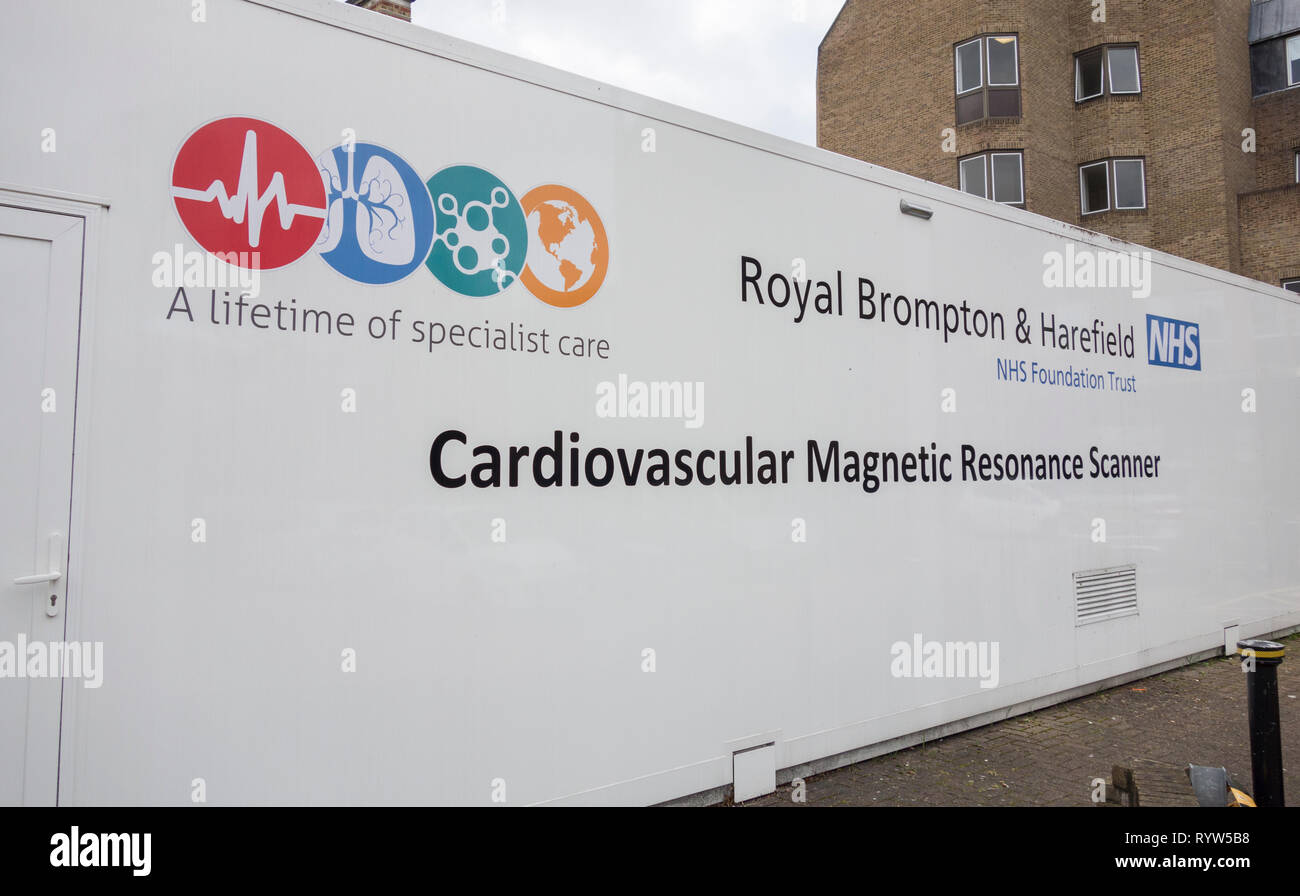 Cardiovascolari risonanza magnetica Scanner e Royal Brompton & Harefield NHS Foundation Trust digital signage Foto Stock