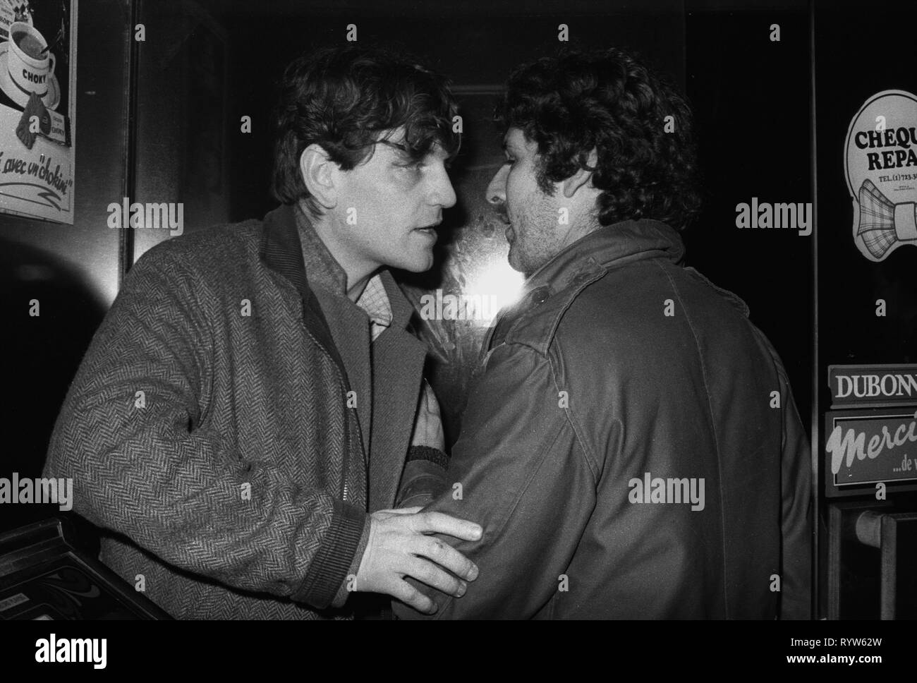 Attore francese Cheky Karyo e direttore André Engel riuniti in un bar vicino a Porte de la Chapelle a Parigi nel 1983. Foto Stock