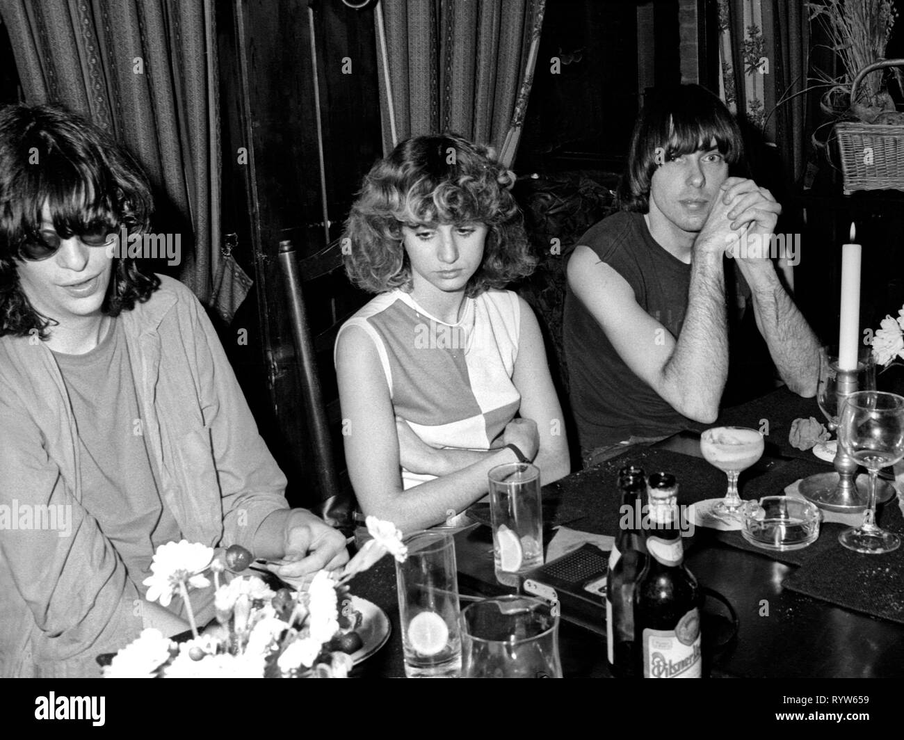 I membri dell'American gruppo rock Ramones a una cena dopo le riprese della TV tedesca mostrano Musikladen. Sulla sinistra, Joey Ramone, e sulla destra, Johnny Ramone. Brema, 10 Settembre 1978 Foto Stock