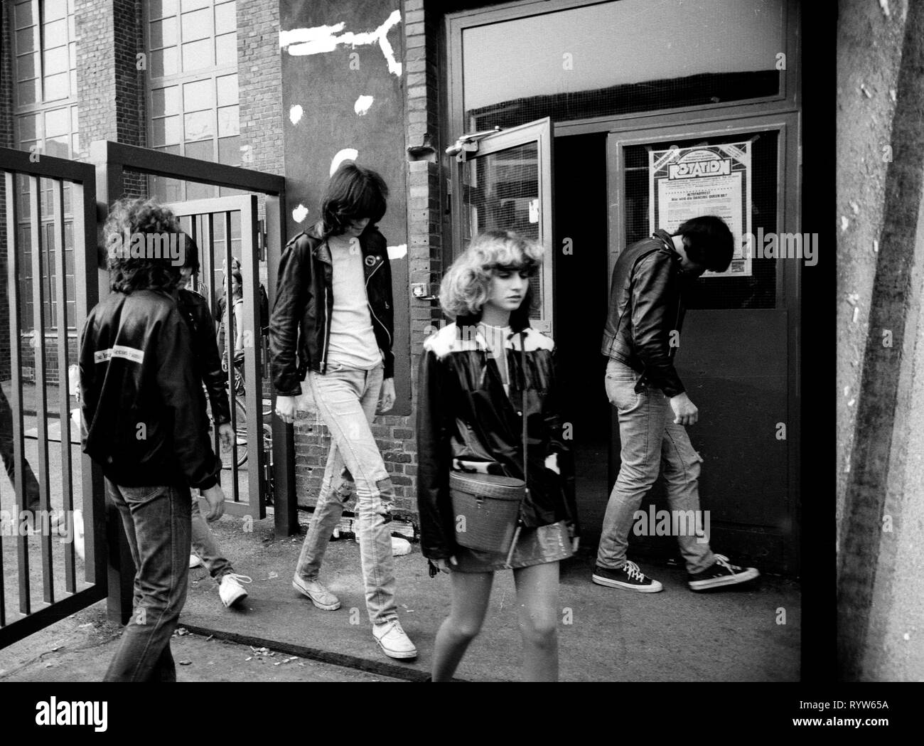 I membri dell'American gruppo rock Ramones dopo le riprese della TV tedesca mostrano Musikladen. Sulla sinistra, Joey Ramone, e sulla destra, Johnny Ramone. Brema, 10 Settembre 1978 Foto Stock