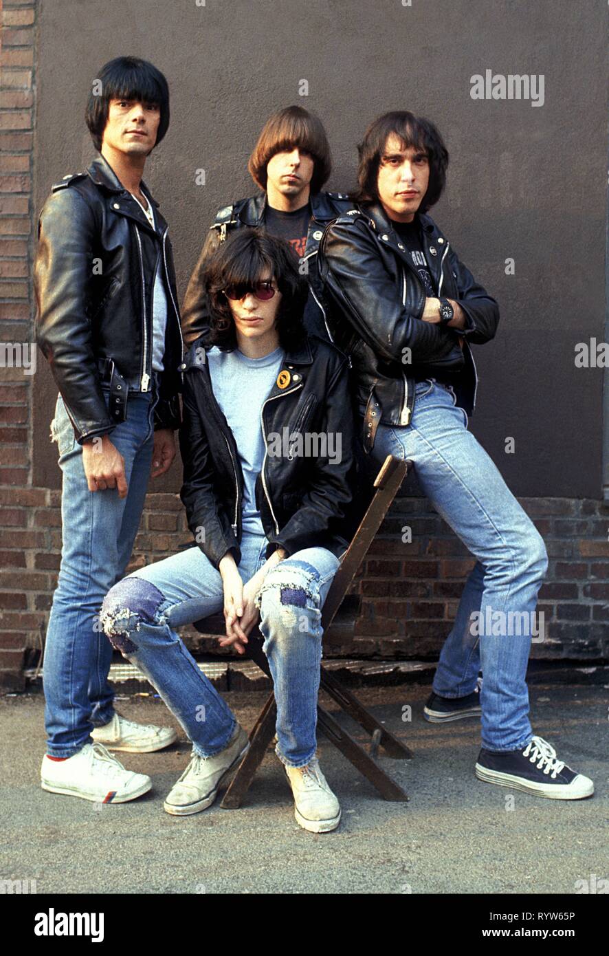 I membri dell'American rock band Les Ramones dopo le riprese della TV tedesca mostrano Musikladen. Da sinistra a destra: Dee Dee Dee Ramone Joey Ramone, Johnny Ramone, Marky Ramone. Brema, 10 Settembre 1978 Foto Stock