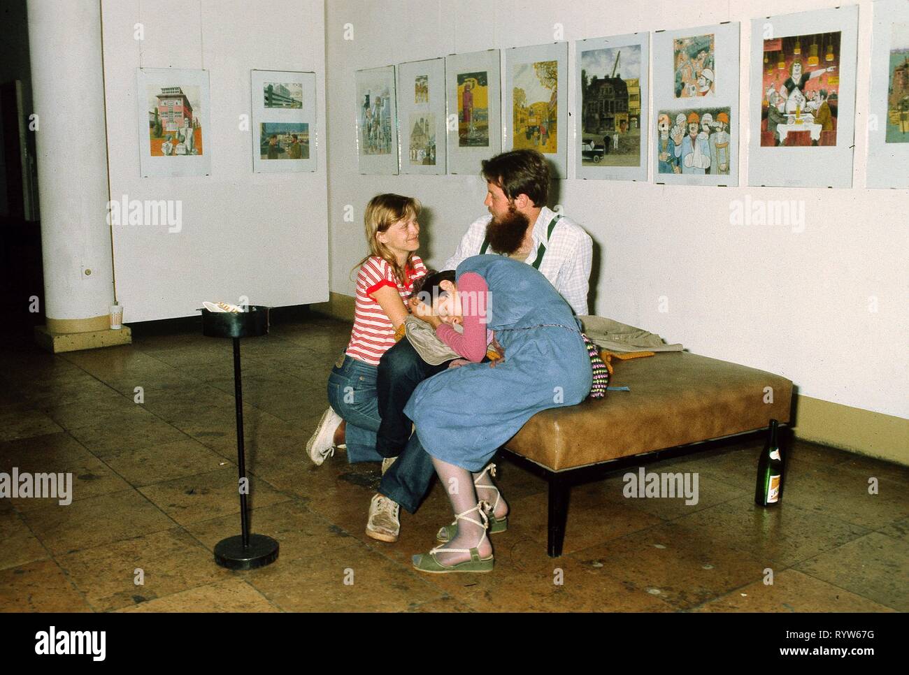 Giovani tedeschi in una stanza del 'Haus der jungen Talente' (casa di giovani talenti) di Berlino Est. 1982 Foto Stock