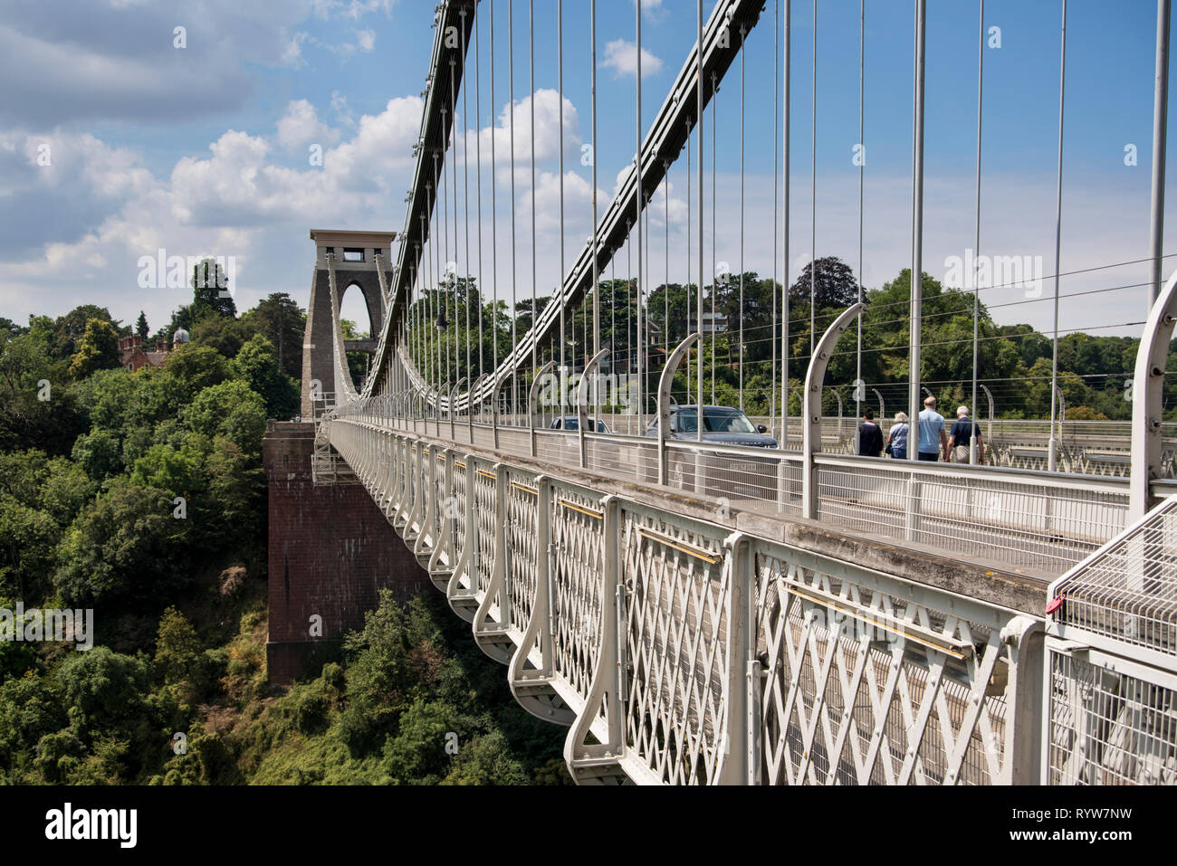 Pedoni e automobili in Clifton Suspension Bridge spanning Avon Gorge e il fiume Avon, Bristol, Regno Unito Foto Stock