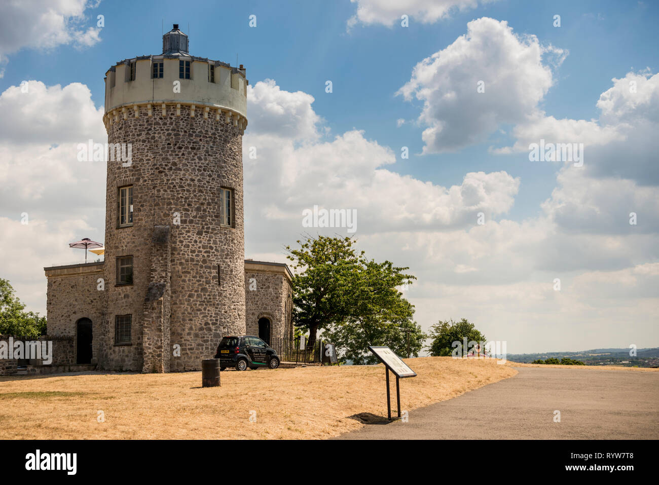 Osservatorio di Clifton, ex mulino, rivolto verso il basso su Clifton vicino al Ponte sospeso di Clifton, Bristol, Regno Unito Foto Stock