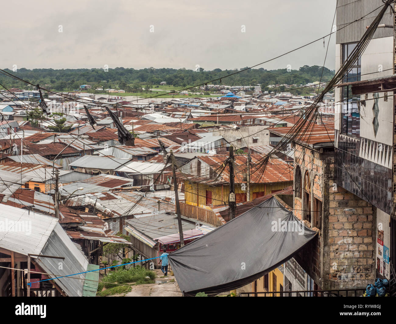 Iquitos, Perù - Dicembre 06, 2018: Floating baraccopoli di Belén, consistente di punteggi di capanne, costruito su zattere, che salgono e scendono con il fiume. La Foto Stock