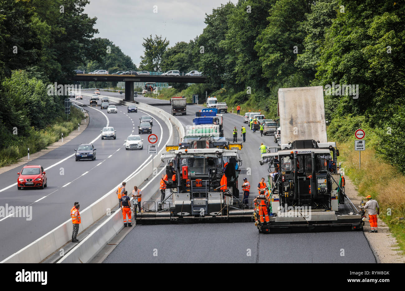 Essen, la zona della Ruhr, Renania settentrionale-Vestfalia, Germania - la costruzione di strade, lavori di asfalto sull'autostrada A52, l'applicazione di asfalto silenzioso. Essen, Ruhrgeb Foto Stock