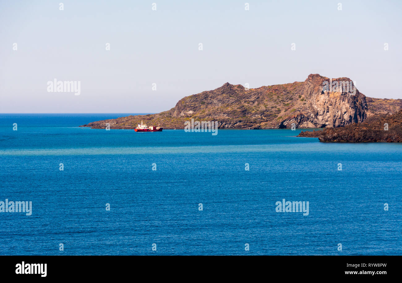 La nave entra nella baia di Santorin Foto Stock