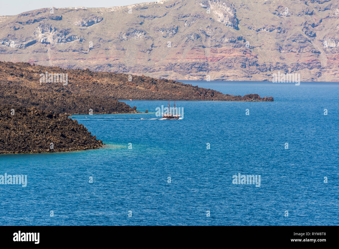 La nave entra nella baia di Santorin Foto Stock