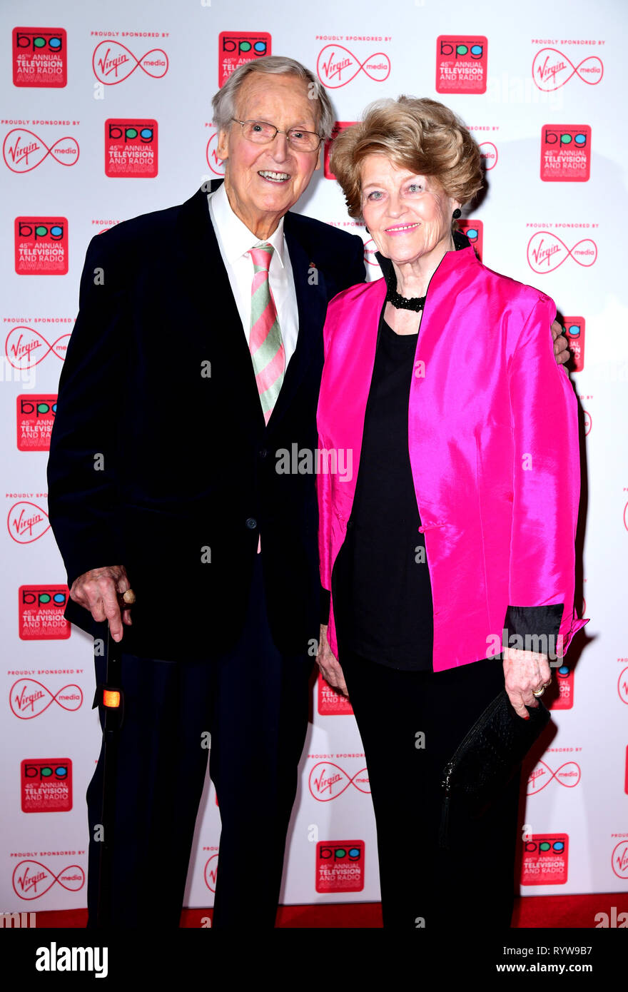 Nicholas Parsons (sinistra) e Denise Bryer frequentare Virgin Media's 42nd Broadcasting Press Guild Awards a Banking Hall di Londra. Foto Stock