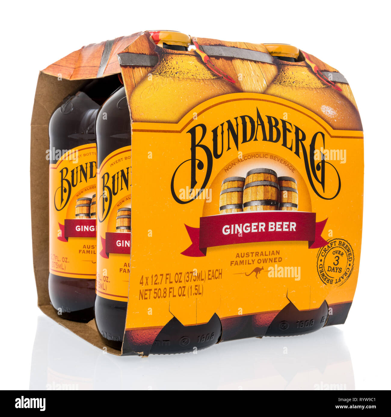 Winneconne, WI - 10 Marzo 2019: un pacchetto di Bundaberg birra allo zenzero su un sfondo isolato Foto Stock