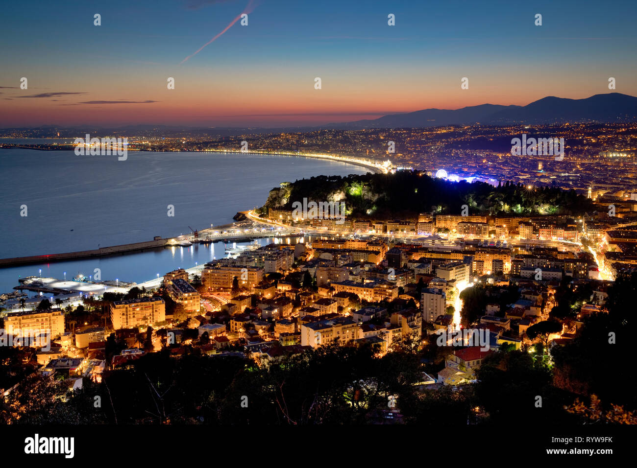 Vista panoramica di Nizza, Francia, dal Mont Boron al crepuscolo Foto Stock