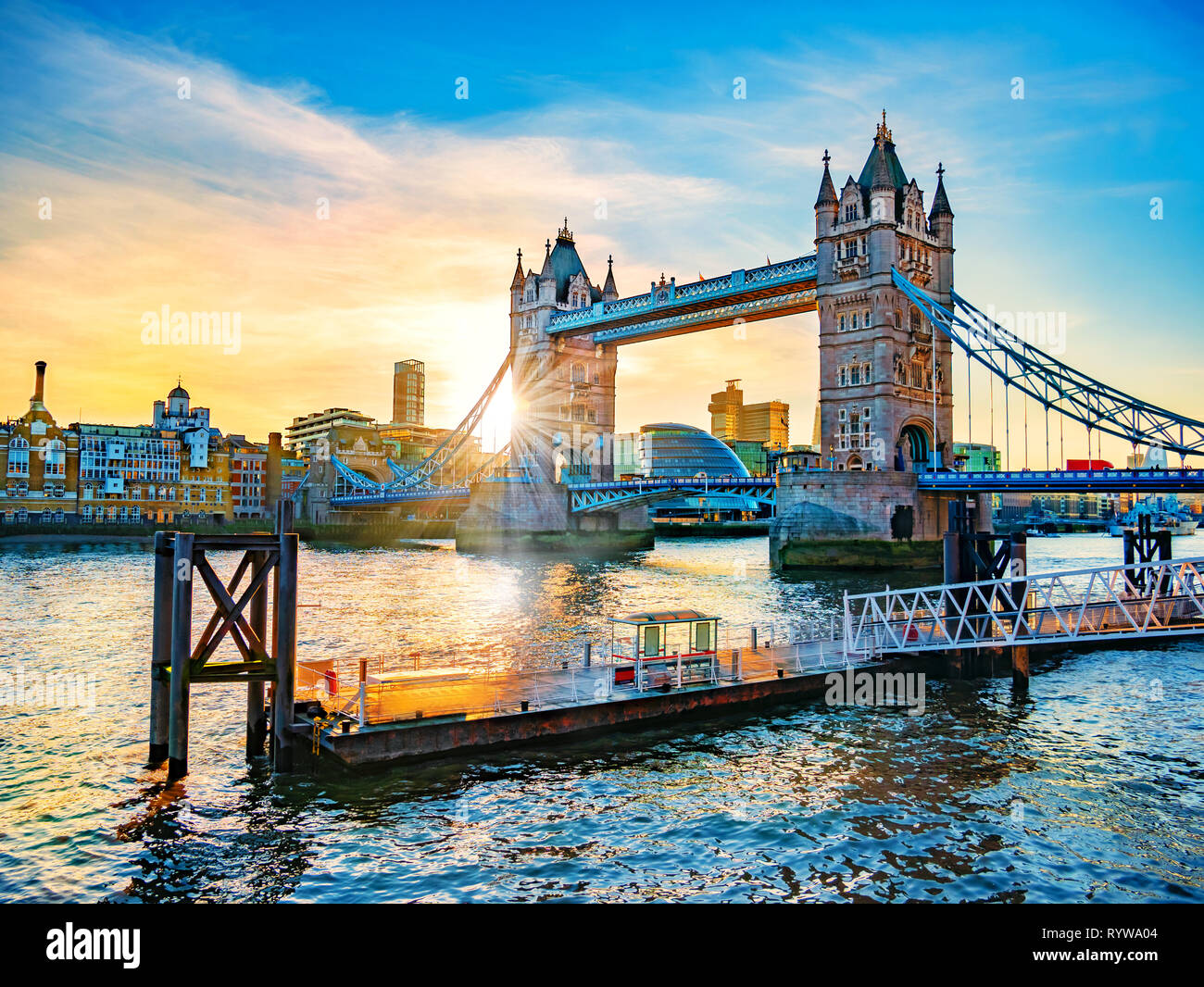 Bellissimo paesaggio con il famoso punto di riferimento di Londra, il Tower Bridge si riflette nel Tamigi nella luce del tramonto NEL REGNO UNITO Foto Stock