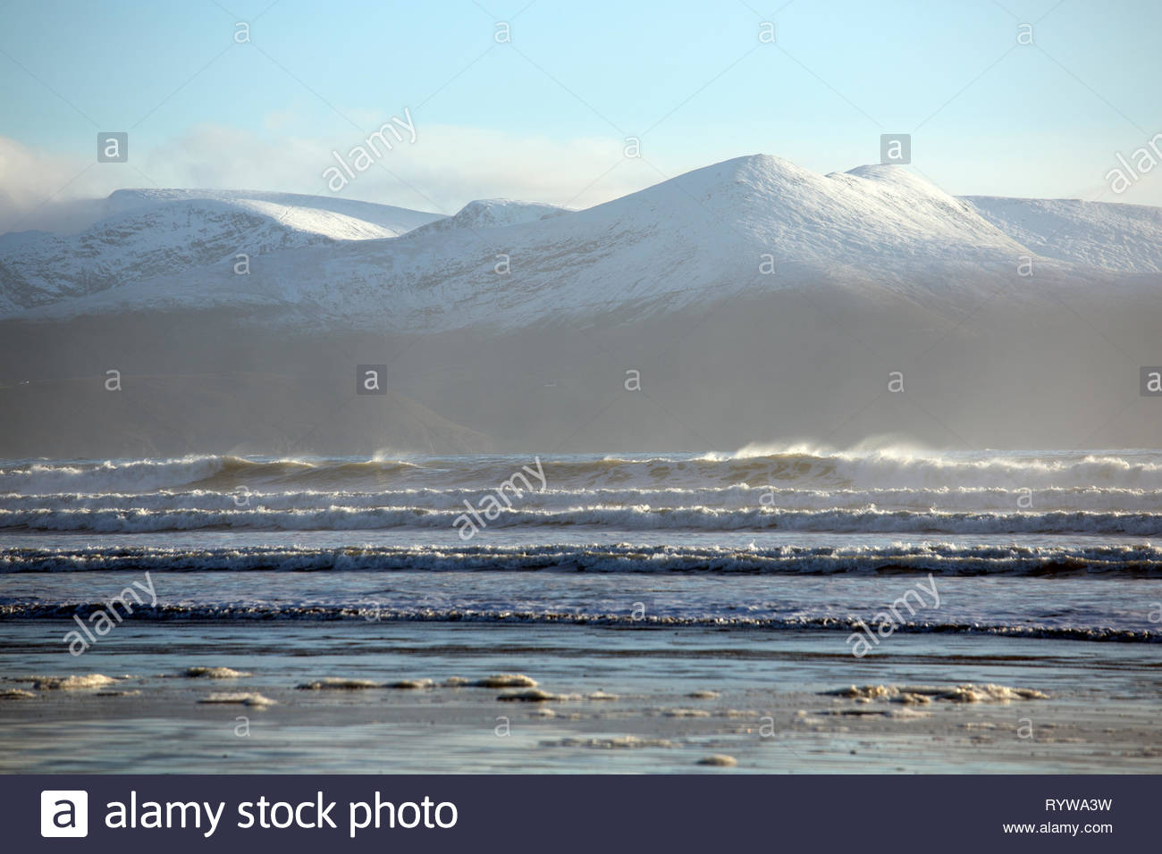 Montagne innevate e tempestoso spiaggia a pollice County Kerry lungo la selvaggia modo atlantico Foto Stock