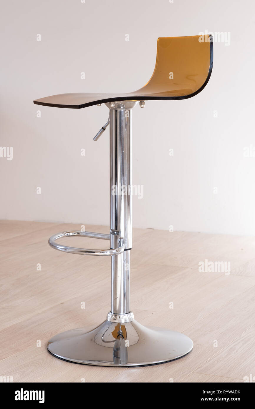 Cucina moderna sgabello da bar con orange sedile in perspex Foto Stock