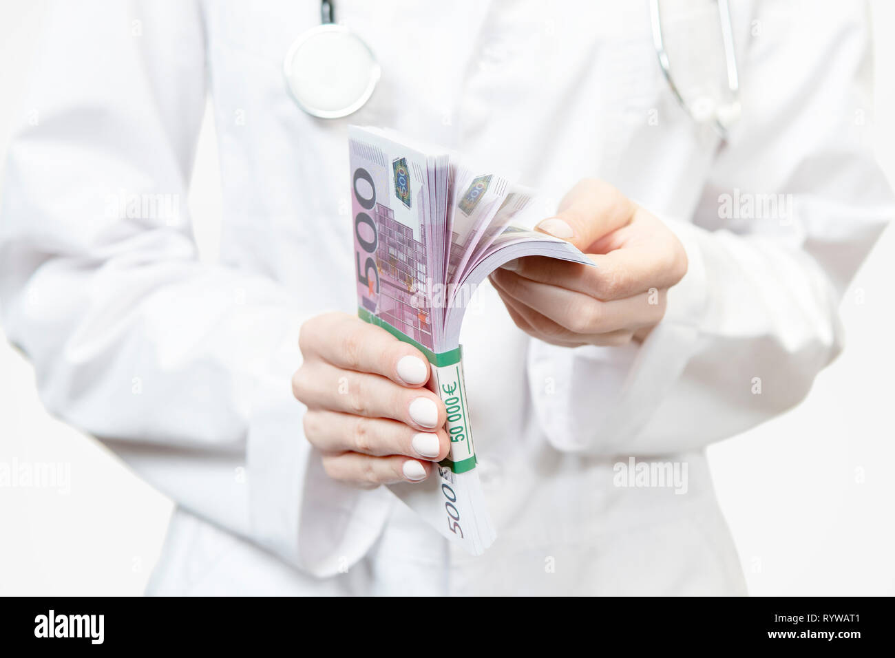 Medico donna mani raccontano pack di denaro euro, close-up, isolata su uno sfondo grigio Foto Stock