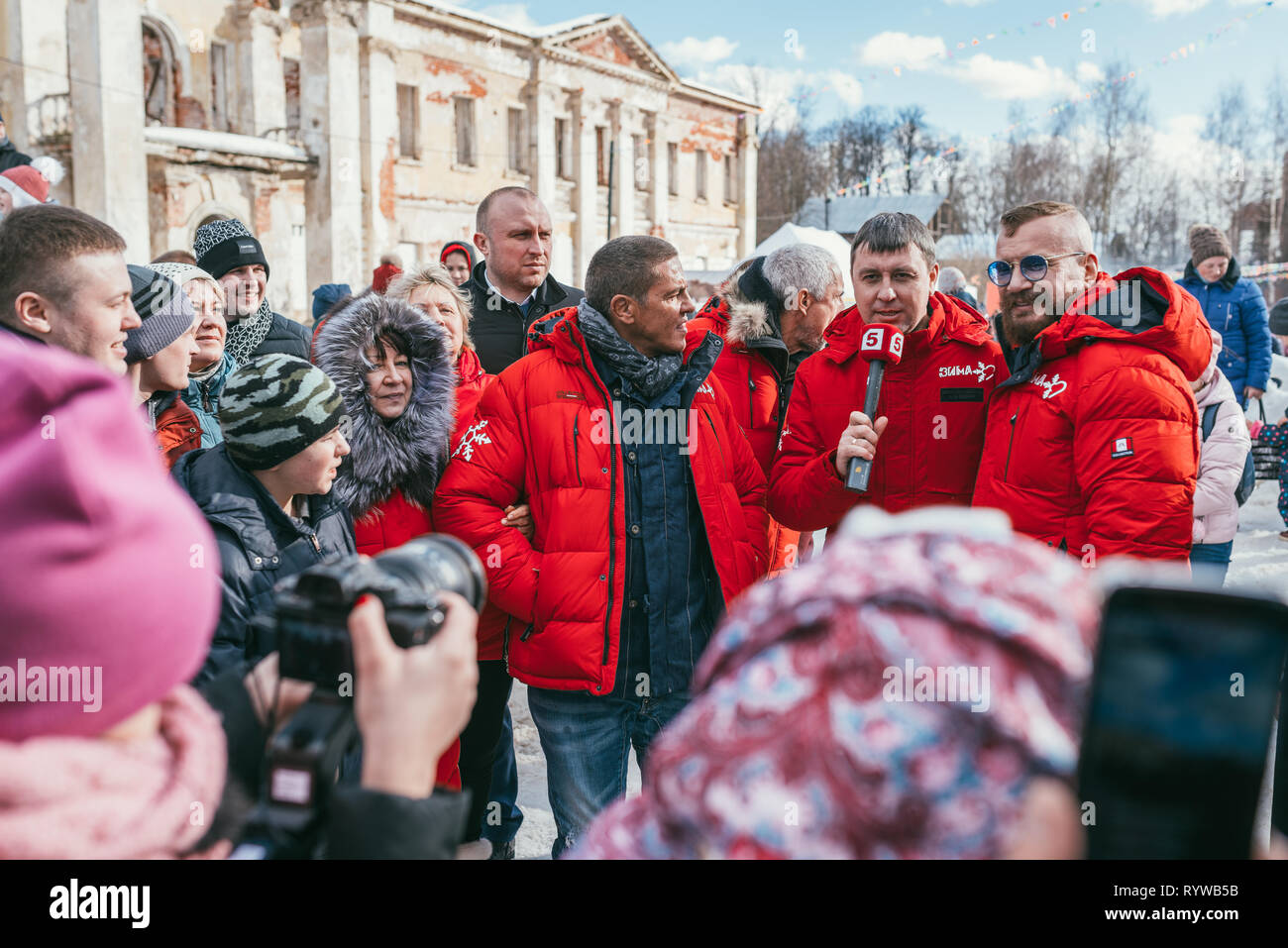 Regione di Mosca, FRYAZINO, GREBNEVO STATION WAGON - marzo 09 2019: Samy Naceri stella francese e attore del film Taxi e suo fratello Bibi Nacery visitando la Foto Stock