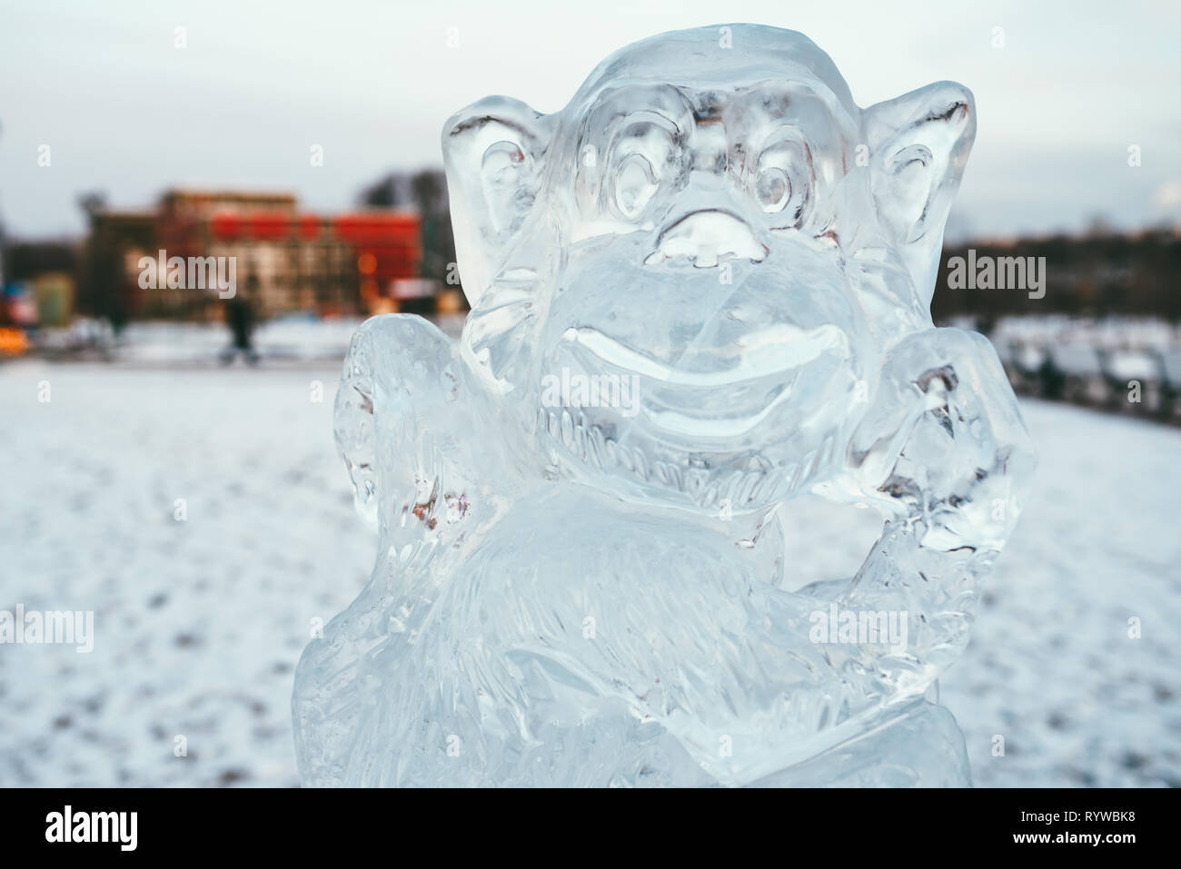 Mosca, Russia - Gennaio 2, 2016. scultura di monkey scolpito dal ghiaccio sullo sfondo della coperta di neve Winter Park Kuskovo a Mosca Foto Stock