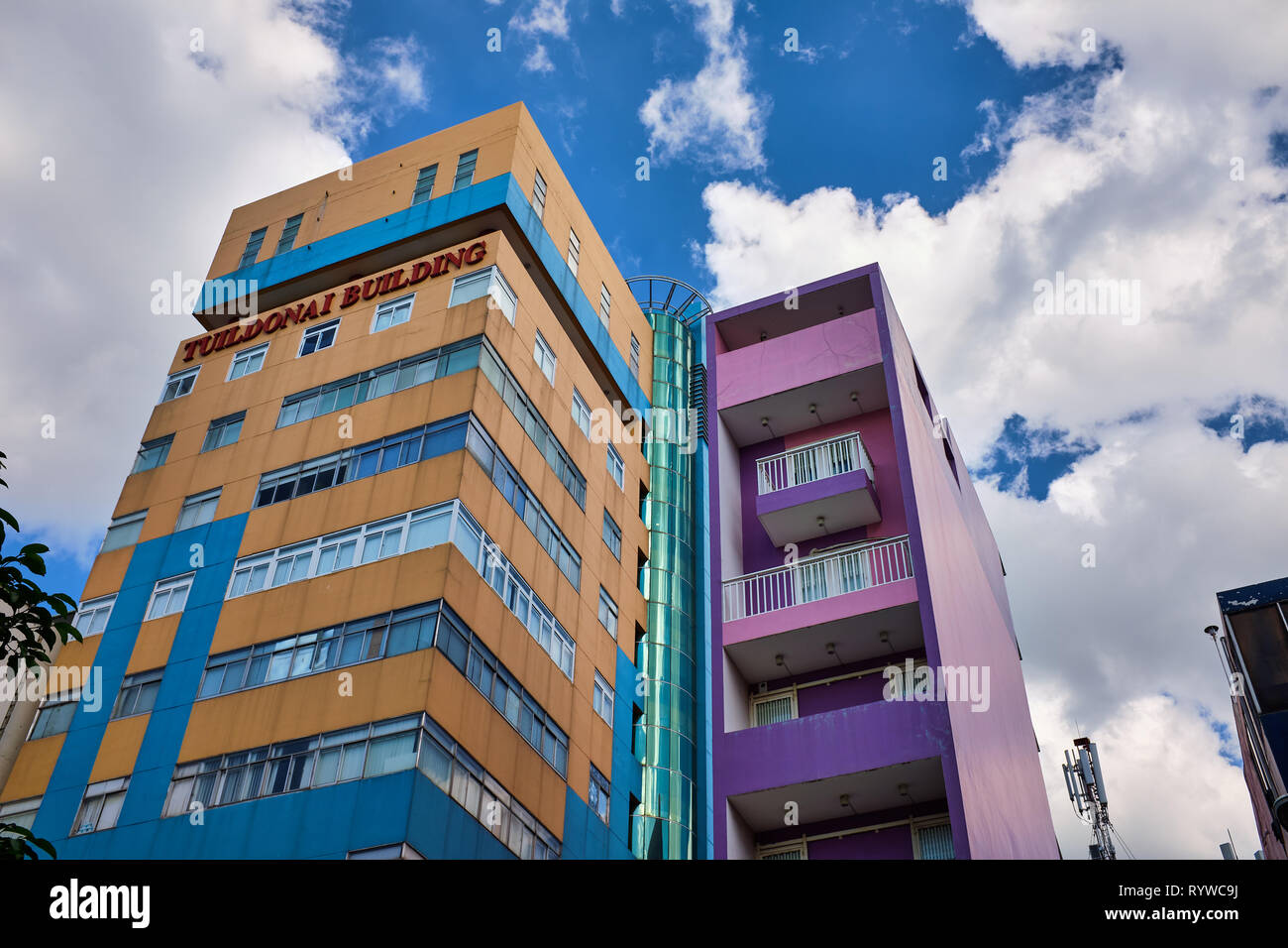 Nella foto sono luminosamente edifici colorati in Vietnam Foto Stock