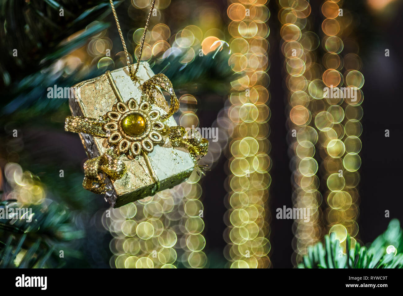 Christbaum Weihnachtsdekoration - Geschenk als Christbaumschmuck, Hintergrund bolle Foto Stock