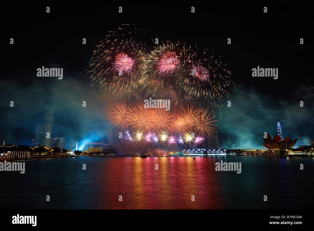 Nella foto è lo spettacolo di fuochi d'artificio a Marina Bay Harbor, Singapore alla fine del Grand Prix 2018 Foto Stock