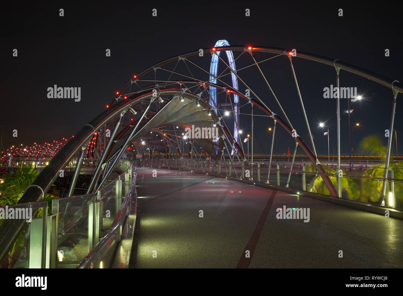 Nella foto è il Singapore Flyer una gigantesca ruota panoramica Ferris in Singapore. Foto Stock
