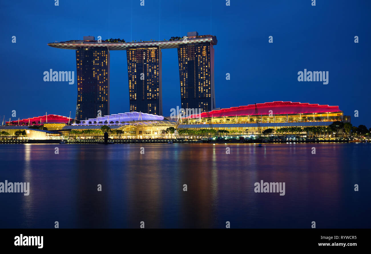 Nella foto è il Marina Bay Sands Hotel Singapore durante il Grand Prix 2018. Foto Stock