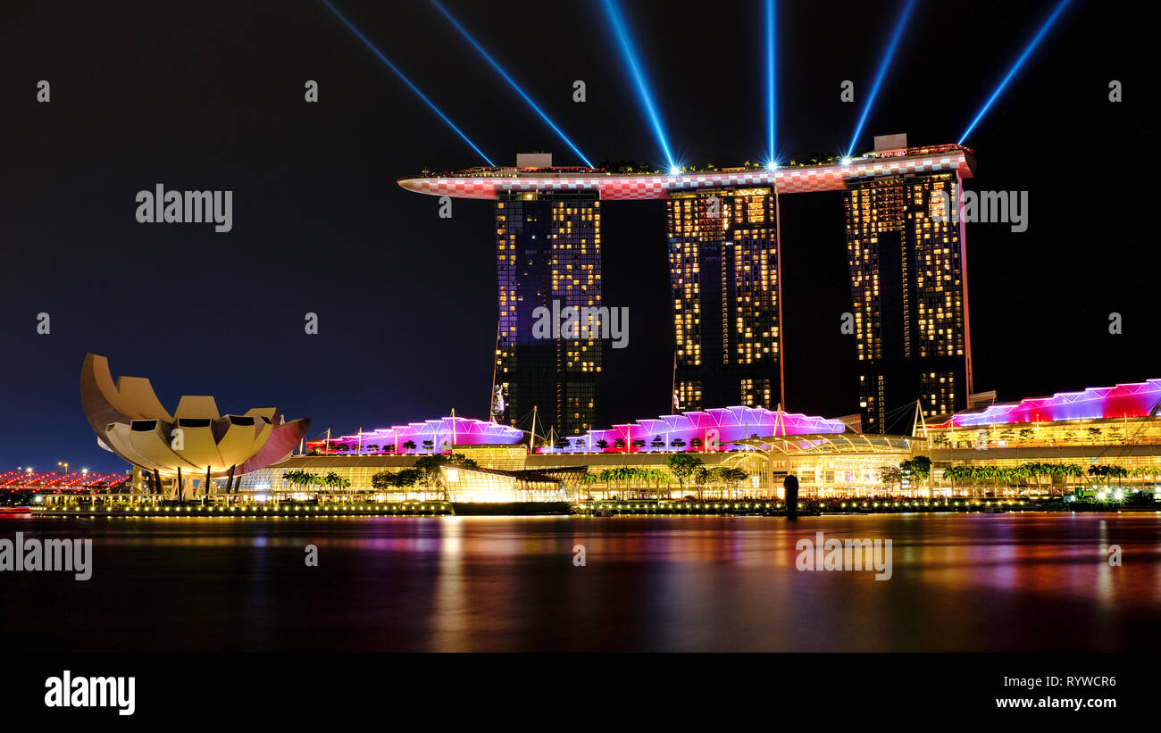 Nella foto è il Marina Bay Sands Hotel Singapore durante il Grand Prix 2018. Foto Stock