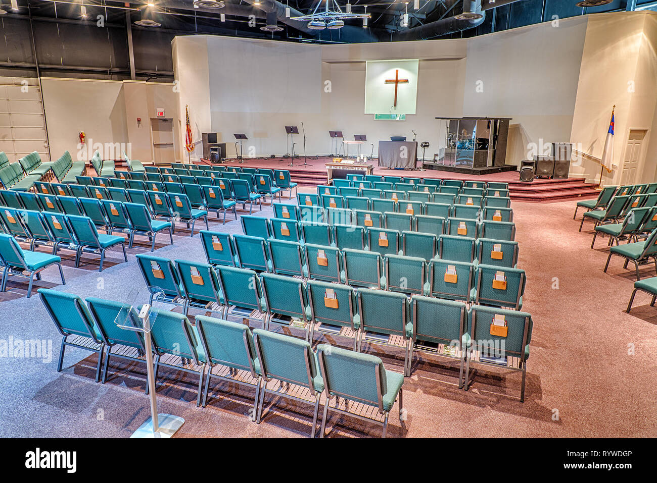 Inquadratura orizzontale di una chiesa auditorium dalla parte posteriore rivolta verso la fase guardando dal lato destro del santuario. Foto Stock
