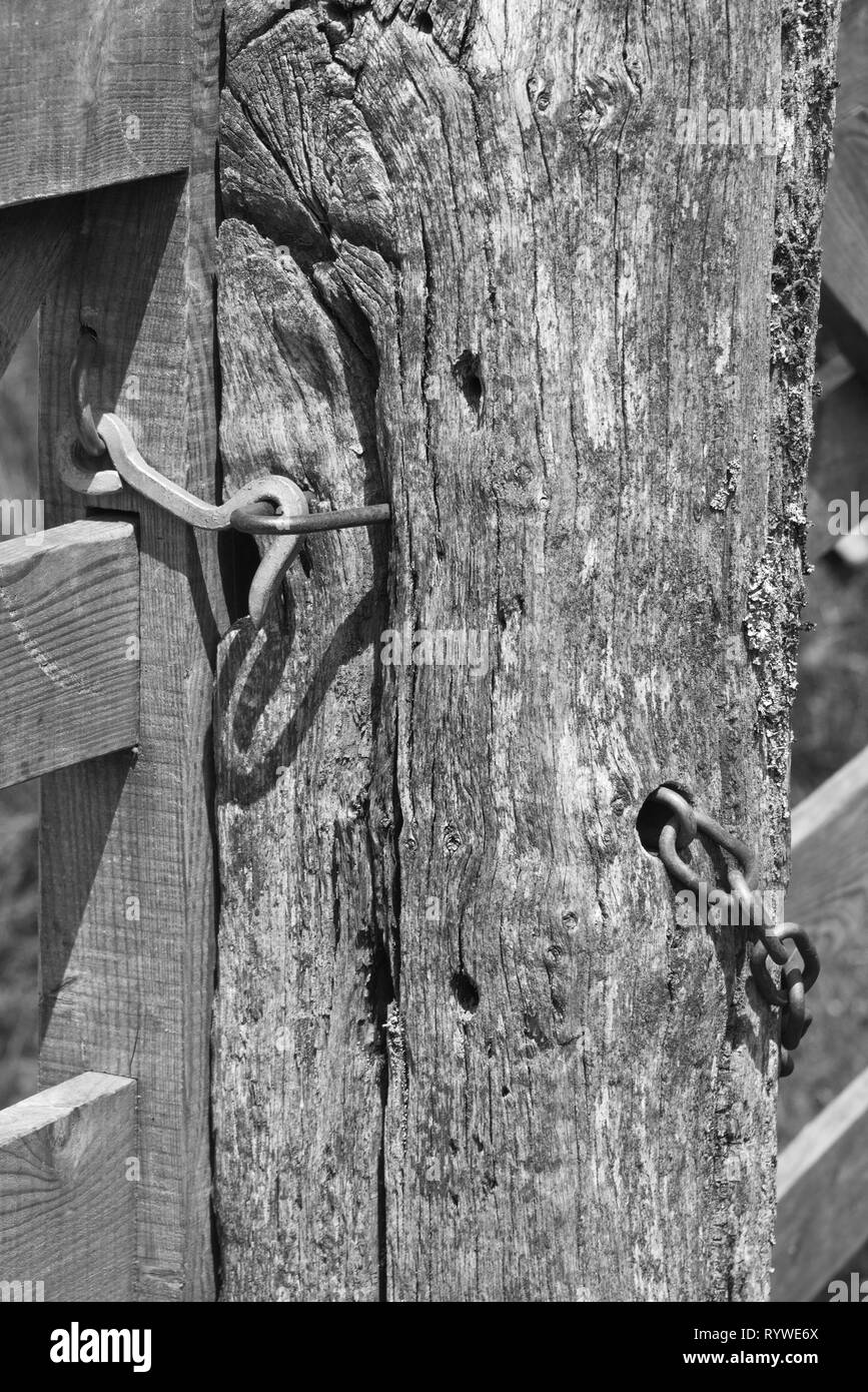 Uno dei cancelli in legno e metallo fermi su un post di gate lungo la Macmillan Way West su Exmoor nel Somerset, Inghilterra, Regno Unito. Foto Stock