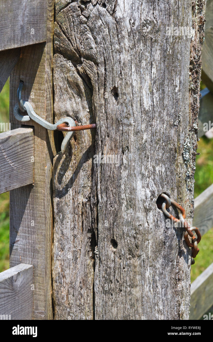 Uno dei cancelli in legno e metallo fermi su un post di gate lungo la Macmillan Way West su Exmoor nel Somerset, Inghilterra, Regno Unito. Foto Stock