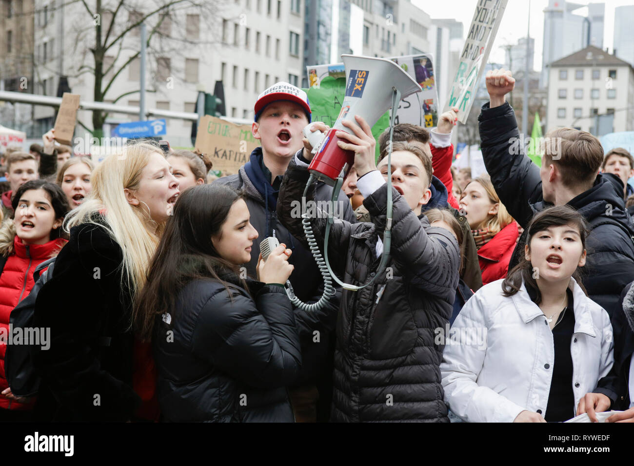 I manifestanti gridare slogan alla protesta. Oltre 6 mila persone (per la maggior parte degli alunni che hanno saltato la scuola per prendere parte alla protesta) hanno marciato attraverso Francoforte, per protestare contro il cambiamento climatico e per l' introduzione di misure contro di essa. La protesta è stata parte del clima in tutto il mondo il giorno di sciopero dal movimento FridaysForFuture, iniziato da Greta Thunberg in Svezia. (Foto di Michael Debets/Pacific Stampa) Foto Stock