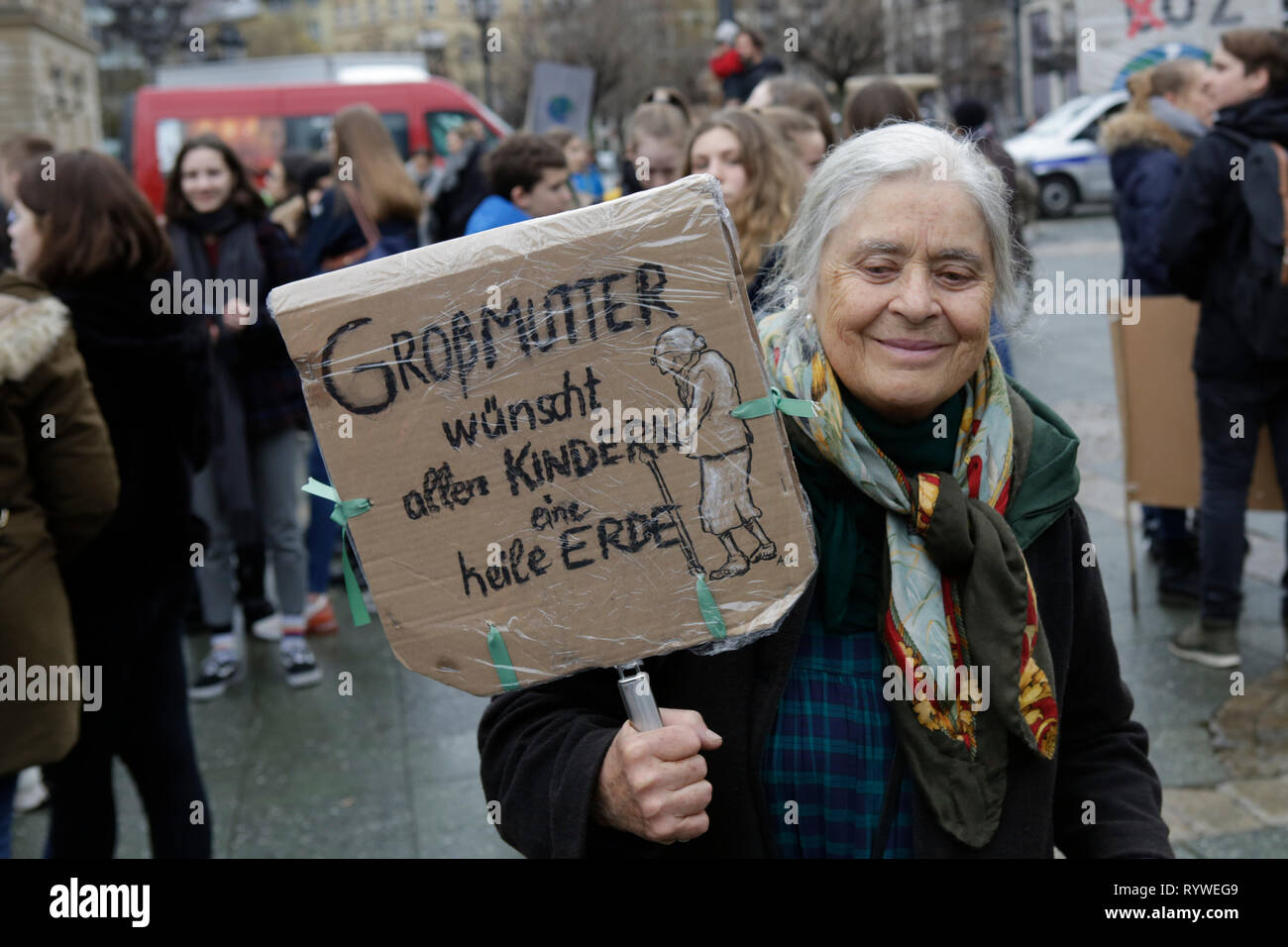 Un manifestante tiene un cartello che recita 'Nonna augura a tutti i bambini un intatto". Oltre 6 mila persone (per la maggior parte degli alunni che hanno saltato la scuola per prendere parte alla protesta) hanno marciato attraverso Francoforte, per protestare contro il cambiamento climatico e per l' introduzione di misure contro di essa. La protesta è stata parte del clima in tutto il mondo il giorno di sciopero dal movimento FridaysForFuture, iniziato da Greta Thunberg in Svezia. (Foto di Michael Debets/Pacific Stampa) Foto Stock