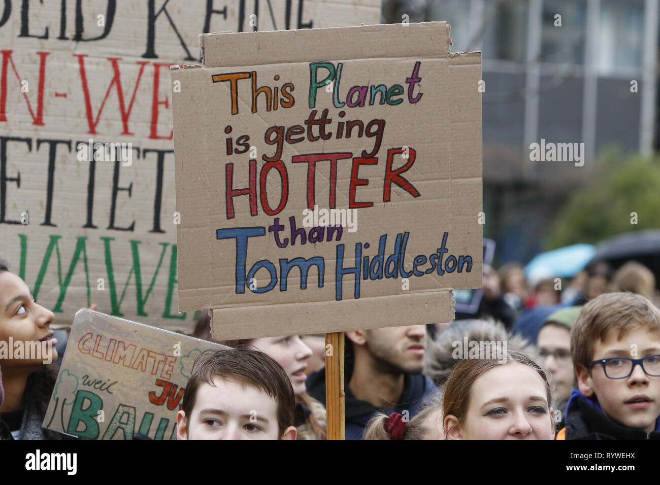 Un manifestante tiene un cartello che recita "Questo pianeta sta diventando più calda di Tom Hiddleston (attore britannico)'. Oltre 6 mila persone (per la maggior parte degli alunni che hanno saltato la scuola per prendere parte alla protesta) hanno marciato attraverso Francoforte, per protestare contro il cambiamento climatico e per l' introduzione di misure contro di essa. La protesta è stata parte del clima in tutto il mondo il giorno di sciopero dal movimento FridaysForFuture, iniziato da Greta Thunberg in Svezia. (Foto di Michael Debets/Pacific Stampa) Foto Stock