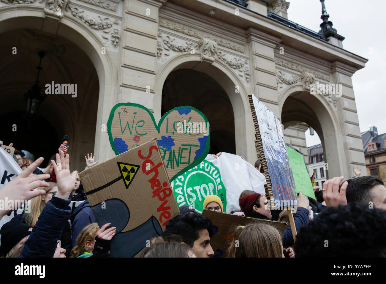 Il manifestante hanno arrestato per un breve rally al di fuori dell'Alte Oper (antico teatro dell'opera). Oltre 6 mila persone (per la maggior parte degli alunni che hanno saltato la scuola per prendere parte alla protesta) hanno marciato attraverso Francoforte, per protestare contro il cambiamento climatico e per l' introduzione di misure contro di essa. La protesta è stata parte del clima in tutto il mondo il giorno di sciopero dal movimento FridaysForFuture, iniziato da Greta Thunberg in Svezia. (Foto di Michael Debets/Pacific Stampa) Foto Stock