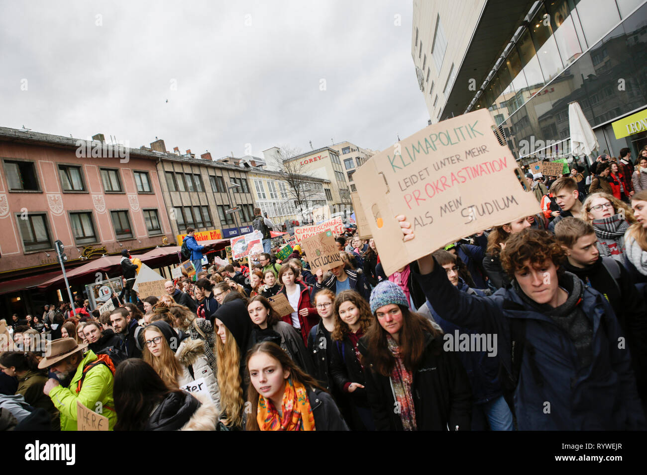 I manifestanti marzo con striscioni e self made poster attraverso Francoforte. Oltre 6 mila persone (per la maggior parte degli alunni che hanno saltato la scuola per prendere parte alla protesta) hanno marciato attraverso Francoforte, per protestare contro il cambiamento climatico e per l' introduzione di misure contro di essa. La protesta è stata parte del clima in tutto il mondo il giorno di sciopero dal movimento FridaysForFuture, iniziato da Greta Thunberg in Svezia. (Foto di Michael Debets/Pacific Stampa) Foto Stock