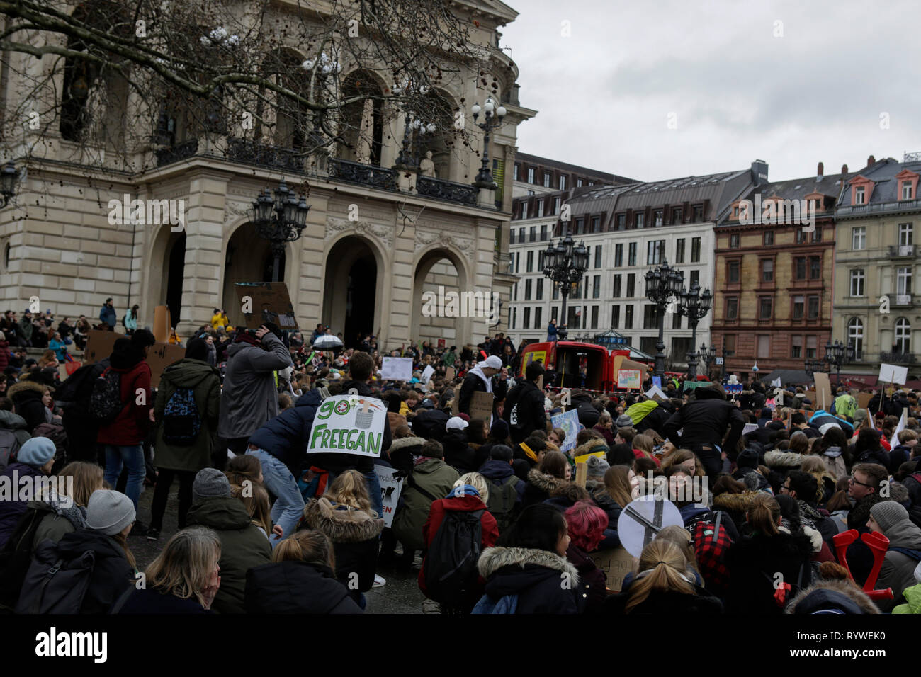 Il manifestante hanno arrestato per un breve rally al di fuori dell'Alte Oper (antico teatro dell'opera). Oltre 6 mila persone (per la maggior parte degli alunni che hanno saltato la scuola per prendere parte alla protesta) hanno marciato attraverso Francoforte, per protestare contro il cambiamento climatico e per l' introduzione di misure contro di essa. La protesta è stata parte del clima in tutto il mondo il giorno di sciopero dal movimento FridaysForFuture, iniziato da Greta Thunberg in Svezia. (Foto di Michael Debets/Pacific Stampa) Foto Stock