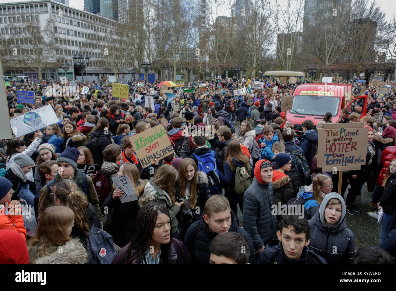 Francoforte, Germania. Xv Mar, 2019. Il manifestante hanno arrestato per un breve rally al di fuori dell'Alte Oper (antico teatro dell'opera). Oltre 6 mila persone (per la maggior parte degli alunni che hanno saltato la scuola per prendere parte alla protesta) hanno marciato attraverso Francoforte, per protestare contro il cambiamento climatico e per l' introduzione di misure contro di essa. La protesta è stata parte del clima in tutto il mondo il giorno di sciopero dal movimento FridaysForFuture, iniziato da Greta Thunberg in Svezia. Credito: Michael Debets/Pacific Press/Alamy Live News Foto Stock