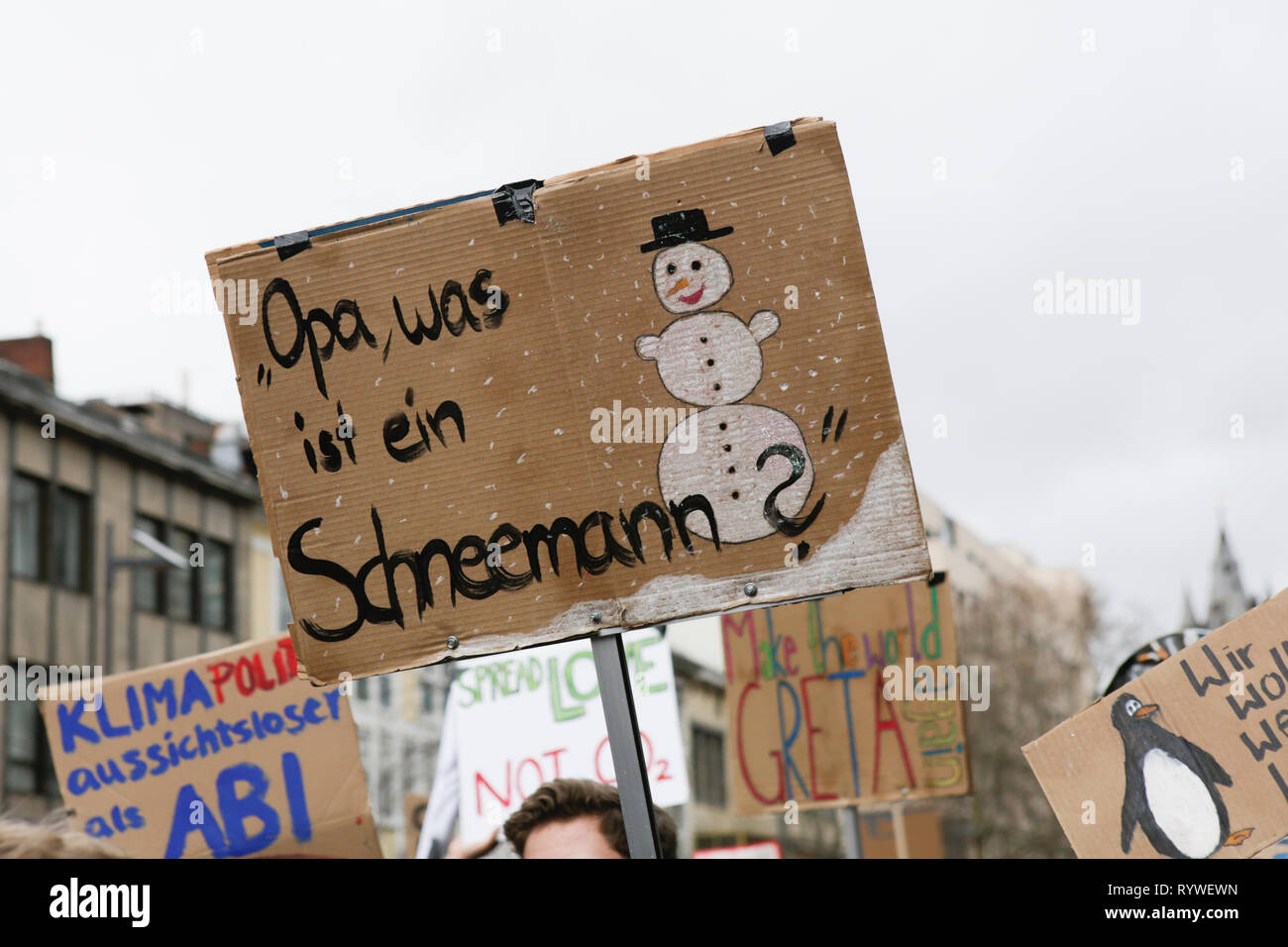 Francoforte, Germania. Xv Mar, 2019. Un manifestante tiene un cartello che recita "nonno, che cos'è un pupazzo di neve". Oltre 6 mila persone (per la maggior parte degli alunni che hanno saltato la scuola per prendere parte alla protesta) hanno marciato attraverso Francoforte, per protestare contro il cambiamento climatico e per l' introduzione di misure contro di essa. La protesta è stata parte del clima in tutto il mondo il giorno di sciopero dal movimento FridaysForFuture, iniziato da Greta Thunberg in Svezia. Credito: Michael Debets/Pacific Press/Alamy Live News Foto Stock