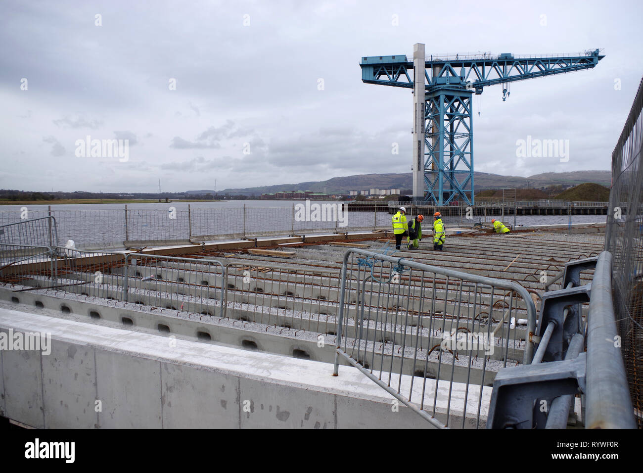 Queens Quay sviluppo al Clydeside accanto al Titan Crane. Un 80 acri di residenziale-led, uso misto waterfront e sviluppo. Foto Stock