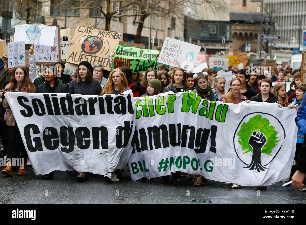 Francoforte, Germania. Xv Mar, 2019. I manifestanti marzo con striscioni e self made poster attraverso Francoforte. Oltre 6 mila persone (per la maggior parte degli alunni che hanno saltato la scuola per prendere parte alla protesta) hanno marciato attraverso Francoforte, per protestare contro il cambiamento climatico e per l' introduzione di misure contro di essa. La protesta è stata parte del clima in tutto il mondo il giorno di sciopero dal movimento FridaysForFuture, iniziato da Greta Thunberg in Svezia. Credito: Michael Debets/Pacific Press/Alamy Live News Foto Stock