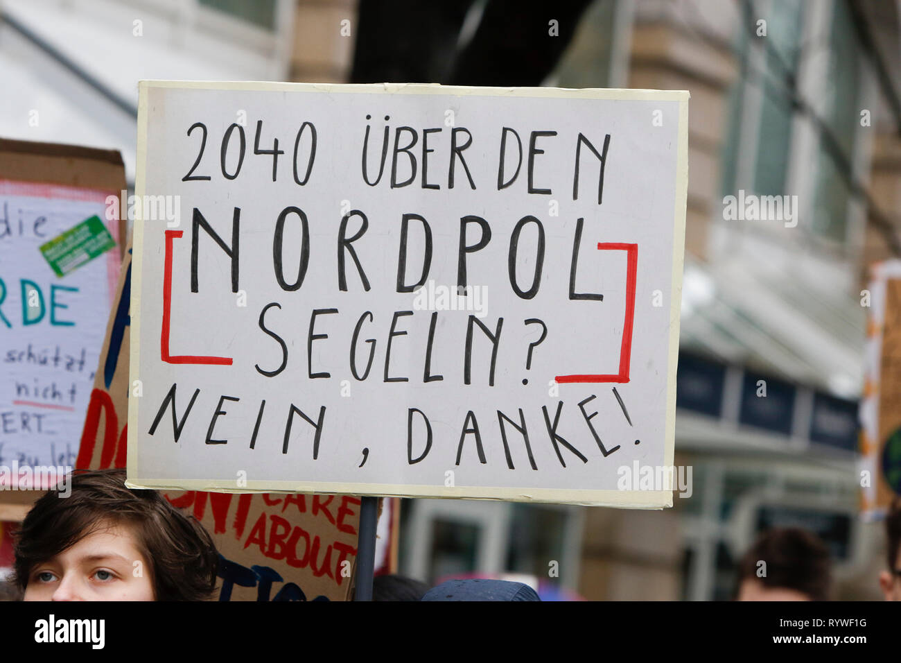 Francoforte, Germania. Xv Mar, 2019. Un manifestante tiene un cartello che recita "2040 Vela al di sopra del Polo Nord, no grazie". Oltre 6 mila persone (per la maggior parte degli alunni che hanno saltato la scuola per prendere parte alla protesta) hanno marciato attraverso Francoforte, per protestare contro il cambiamento climatico e per l' introduzione di misure contro di essa. La protesta è stata parte del clima in tutto il mondo il giorno di sciopero dal movimento FridaysForFuture, iniziato da Greta Thunberg in Svezia. Credito: Michael Debets/Pacific Press/Alamy Live News Foto Stock