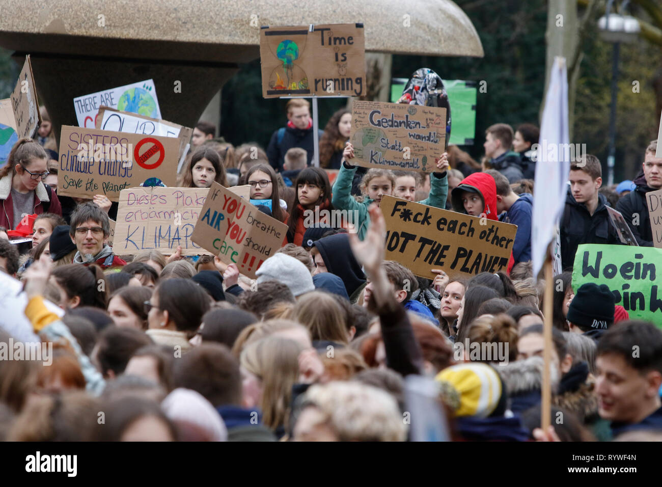 Francoforte, Germania. Xv Mar, 2019. Il manifestante hanno arrestato per un breve rally al di fuori dell'Alte Oper (antico teatro dell'opera). Oltre 6 mila persone (per la maggior parte degli alunni che hanno saltato la scuola per prendere parte alla protesta) hanno marciato attraverso Francoforte, per protestare contro il cambiamento climatico e per l' introduzione di misure contro di essa. La protesta è stata parte del clima in tutto il mondo il giorno di sciopero dal movimento FridaysForFuture, iniziato da Greta Thunberg in Svezia. Credito: Michael Debets/Pacific Press/Alamy Live News Foto Stock