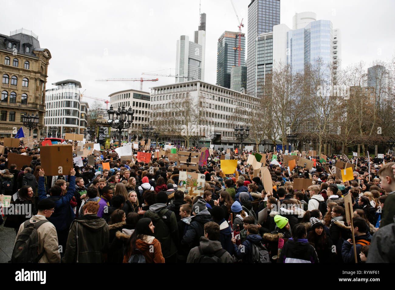 Francoforte, Germania. Xv Mar, 2019. Il manifestante hanno arrestato per un breve rally al di fuori dell'Alte Oper (antico teatro dell'opera). Oltre 6 mila persone (per la maggior parte degli alunni che hanno saltato la scuola per prendere parte alla protesta) hanno marciato attraverso Francoforte, per protestare contro il cambiamento climatico e per l' introduzione di misure contro di essa. La protesta è stata parte del clima in tutto il mondo il giorno di sciopero dal movimento FridaysForFuture, iniziato da Greta Thunberg in Svezia. Credito: Michael Debets/Pacific Press/Alamy Live News Foto Stock