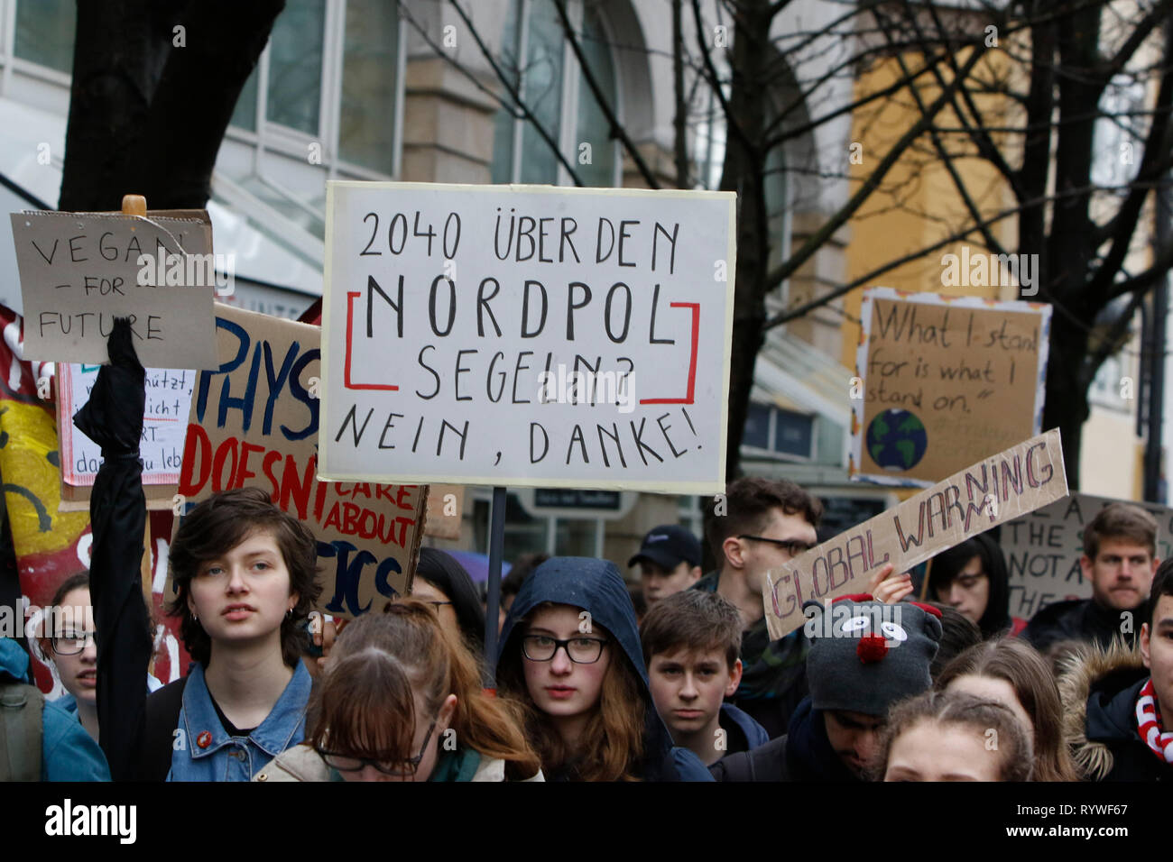 Francoforte, Germania. Xv Mar, 2019. I manifestanti marzo con striscioni e self made poster attraverso Francoforte. Oltre 6 mila persone (per la maggior parte degli alunni che hanno saltato la scuola per prendere parte alla protesta) hanno marciato attraverso Francoforte, per protestare contro il cambiamento climatico e per l' introduzione di misure contro di essa. La protesta è stata parte del clima in tutto il mondo il giorno di sciopero dal movimento FridaysForFuture, iniziato da Greta Thunberg in Svezia. Credito: Michael Debets/Pacific Press/Alamy Live News Foto Stock