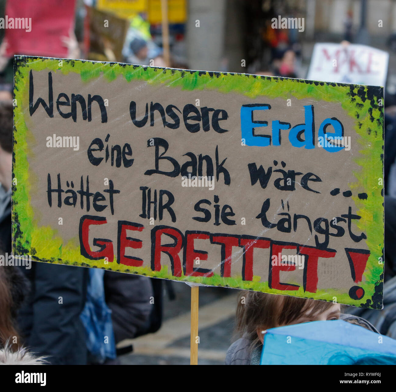 Francoforte, Germania. Xv Mar, 2019. Un manifestante tiene un cartello che recita "se la nostra terra erano una banca, si sarebbe salvato già". Oltre 6 mila persone (per la maggior parte degli alunni che hanno saltato la scuola per prendere parte alla protesta) hanno marciato attraverso Francoforte, per protestare contro il cambiamento climatico e per l' introduzione di misure contro di essa. La protesta è stata parte del clima in tutto il mondo il giorno di sciopero dal movimento FridaysForFuture, iniziato da Greta Thunberg in Svezia. Credito: Michael Debets/Pacific Press/Alamy Live News Foto Stock